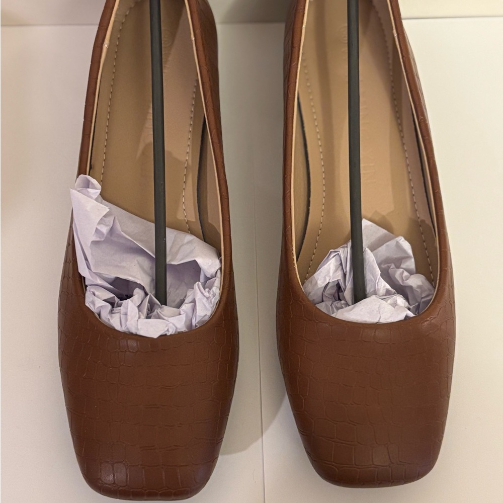 Elegant Brown Crocodile Pattern Women's Shoes